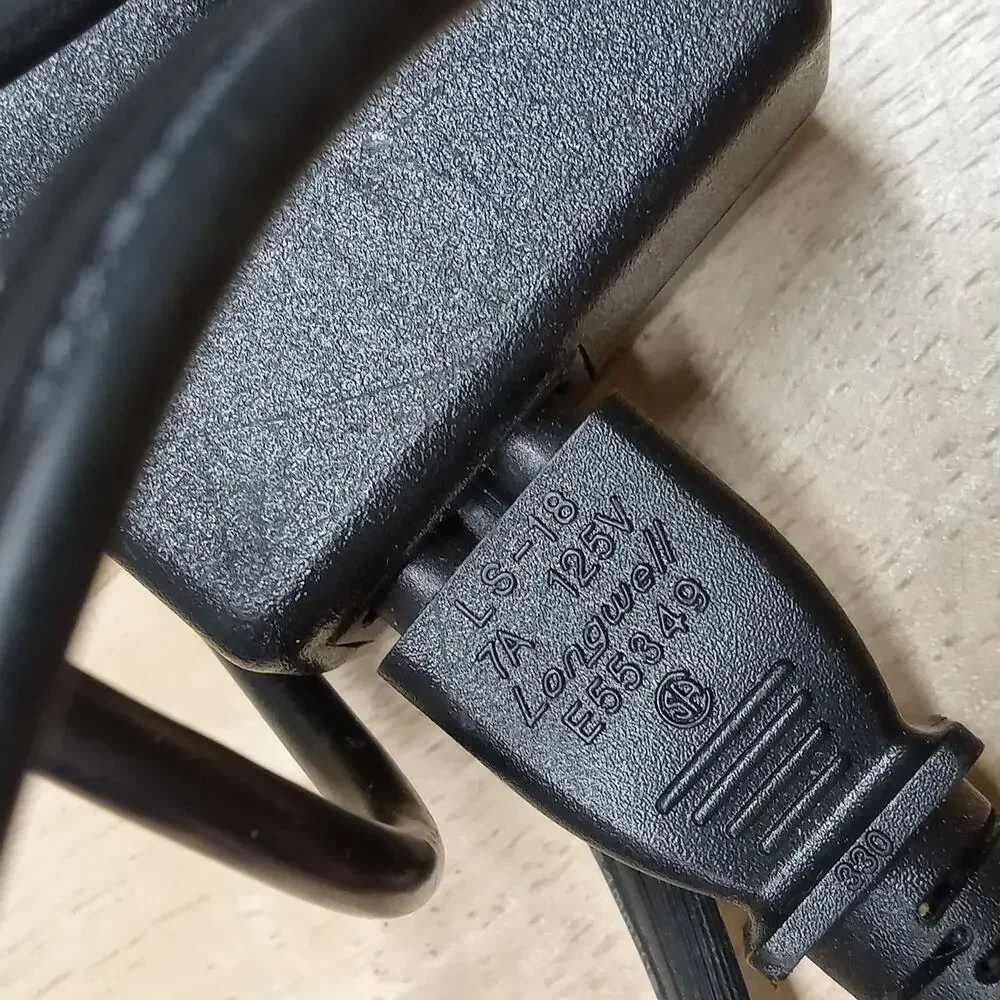 DELL AC Power Adapter Charger 19.5V AC100-240V 1.5A50-60HZ